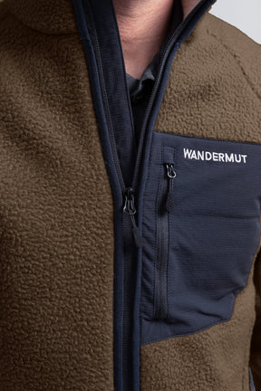 Fleecejacke Herren von Wandermut Braun Detail Brusttasche