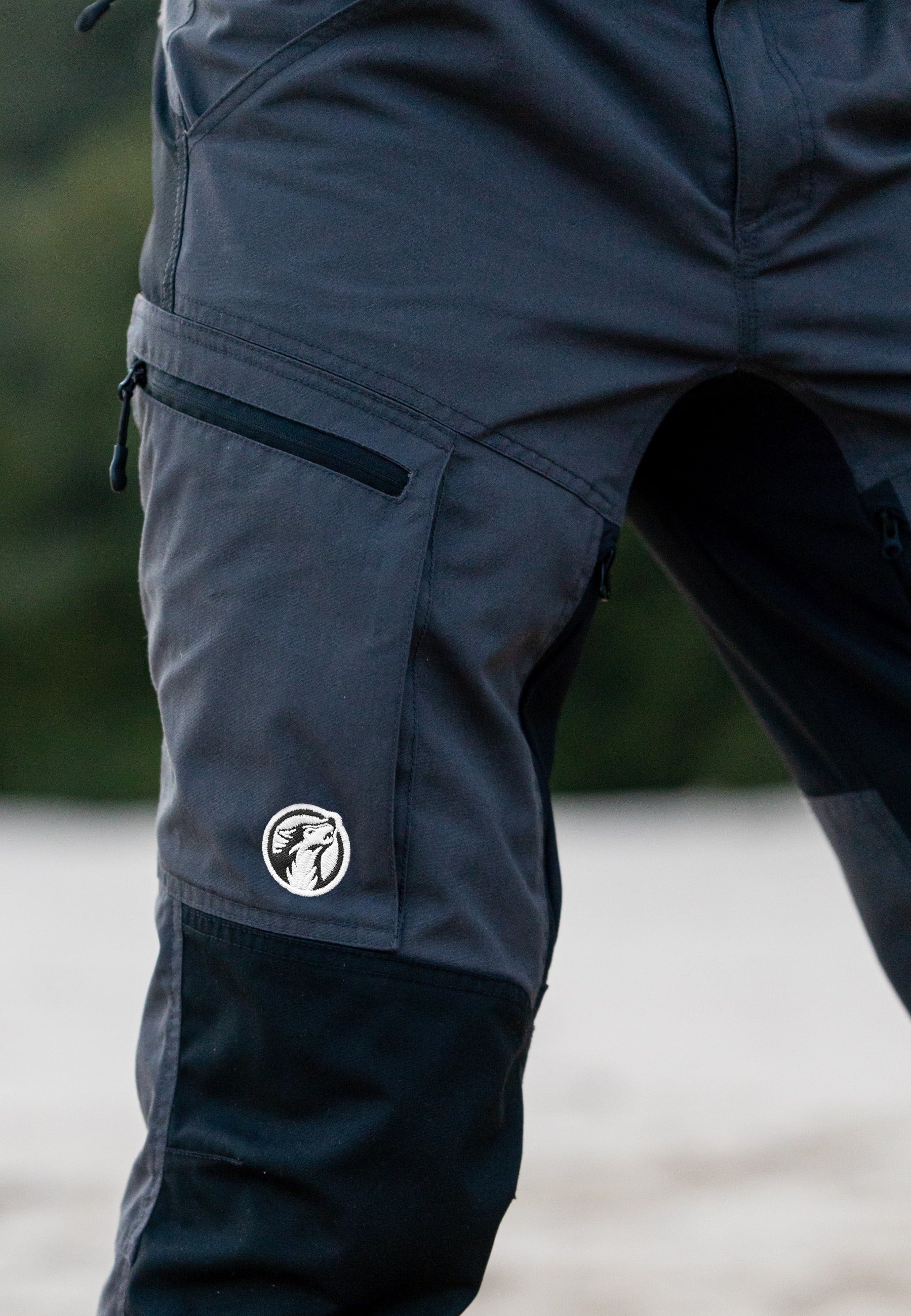 Outdoorhose ALLROUNDER PRO Herren Grau von Wandermut Detail Logo